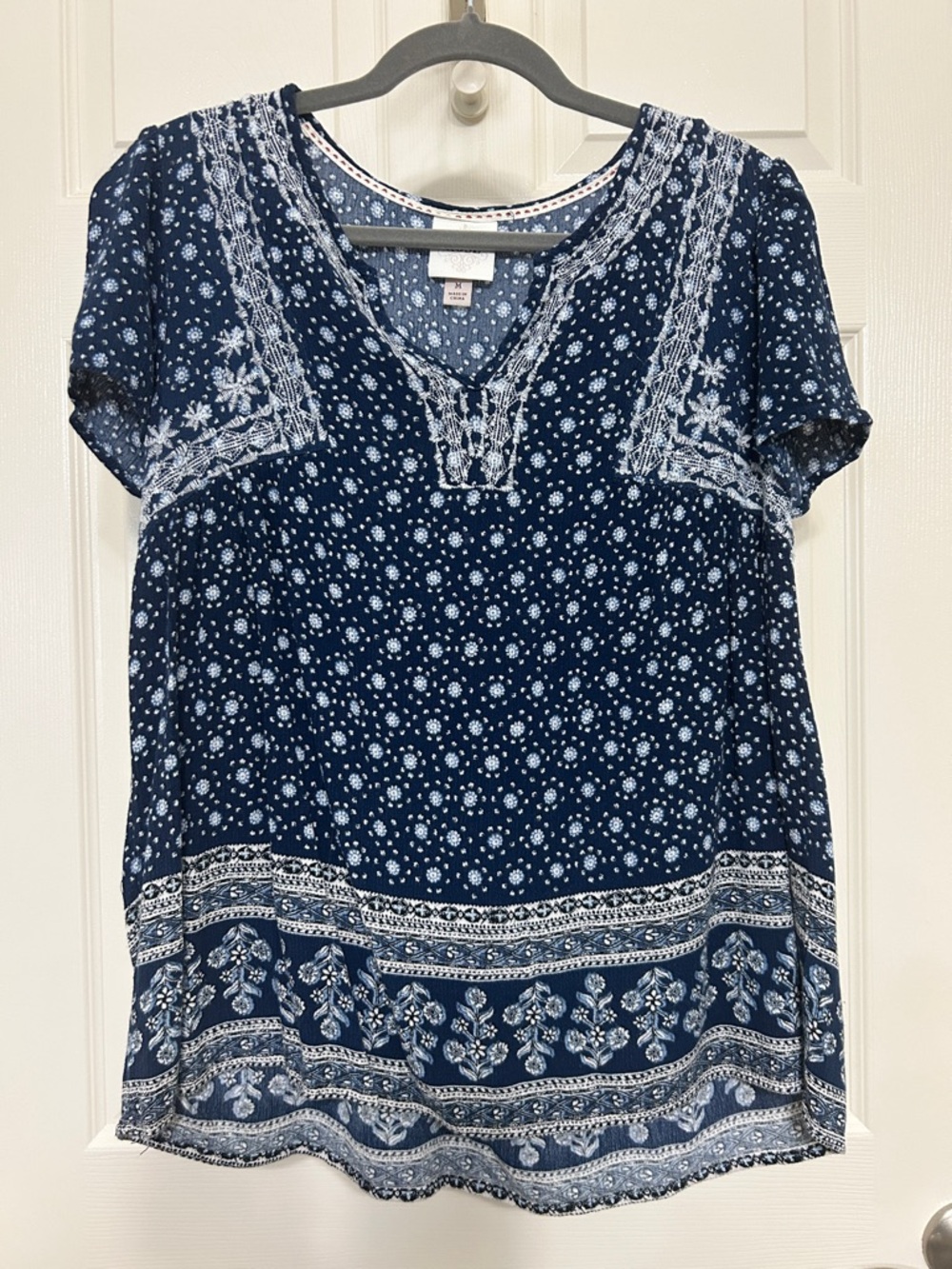 Knox Rose Navy Embroidered Boho V-Neck Top Relaxed Fit White Floral Flattering M